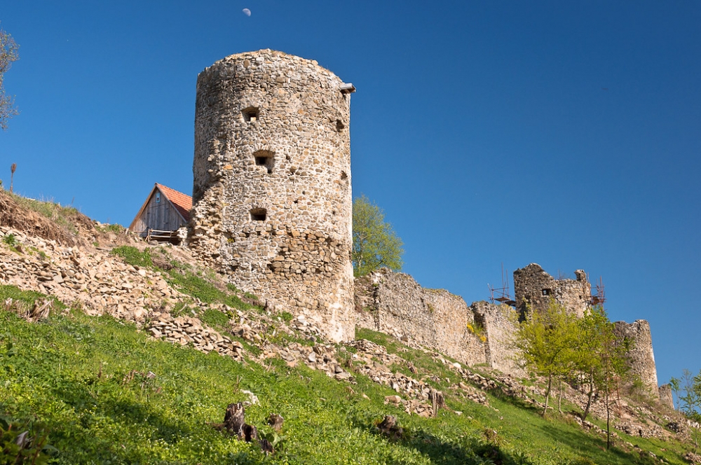 Zrúcanina Šarišského hradu ad mestečkom Veľký Šariš cca 5 km od mesta Prešov 